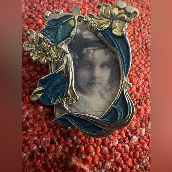 Vintage REO Ornate Flower Scrolls Enamel Picture Photo Frame Brooch Pin Floral - Picture 2 of 6